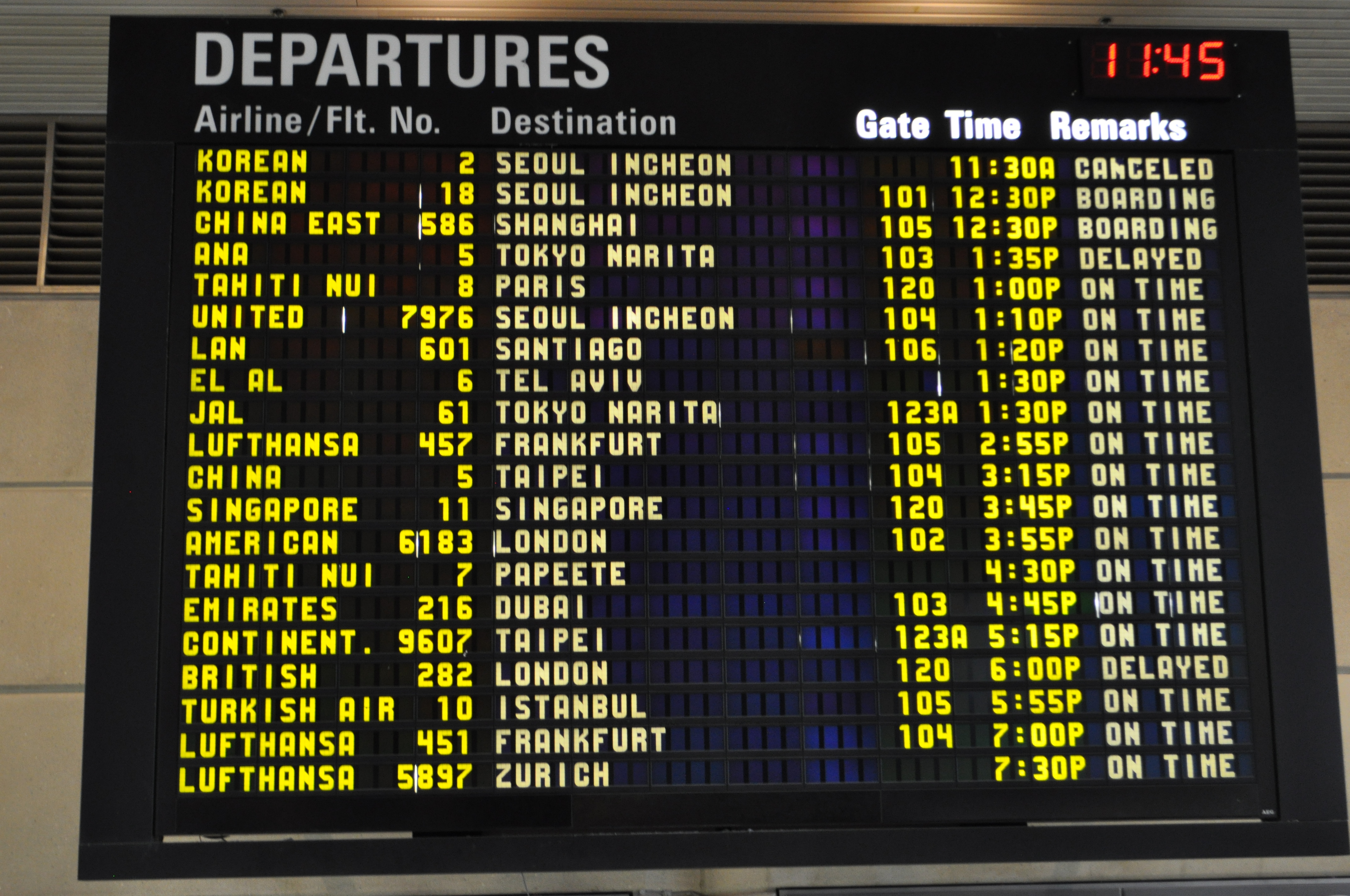 Стамбул аэропорт табло прилета на сегодня русском. Департуре в аэропорту. Аэропорт departure. Табло аэропорта. Табло в аэропорту фото.